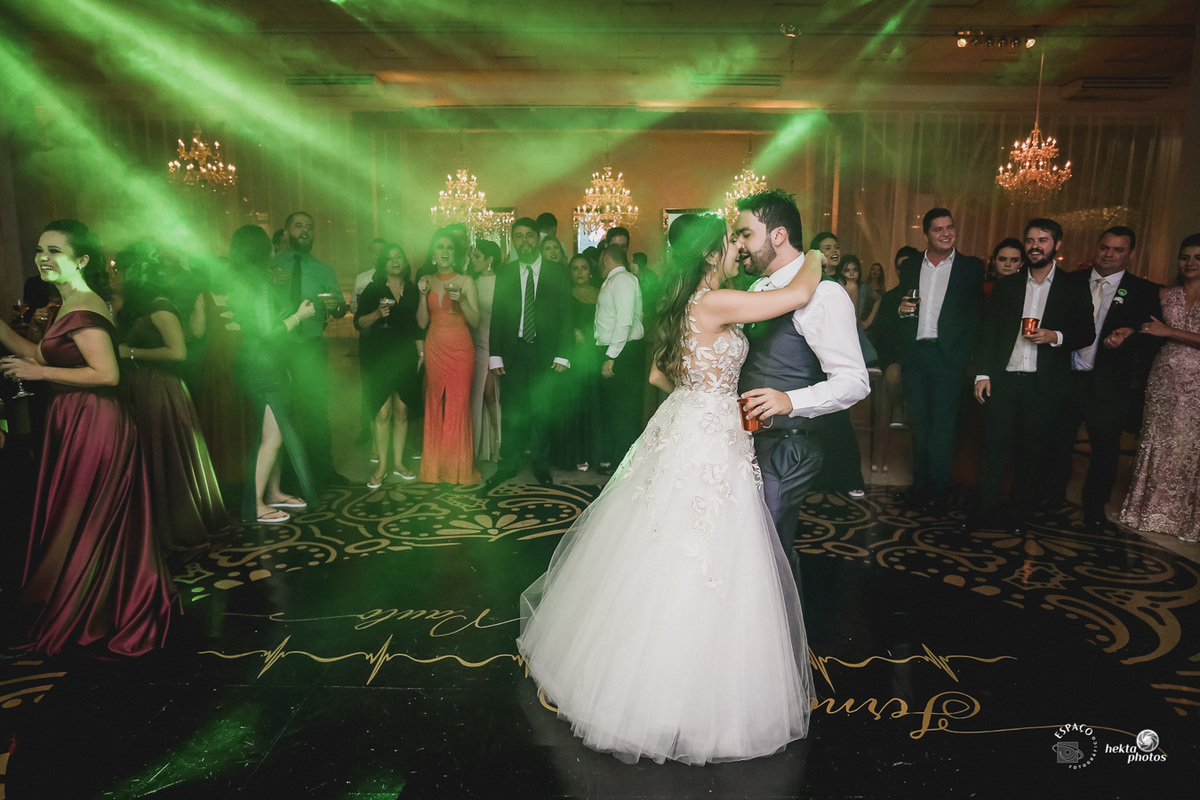 noivos na pista de dança