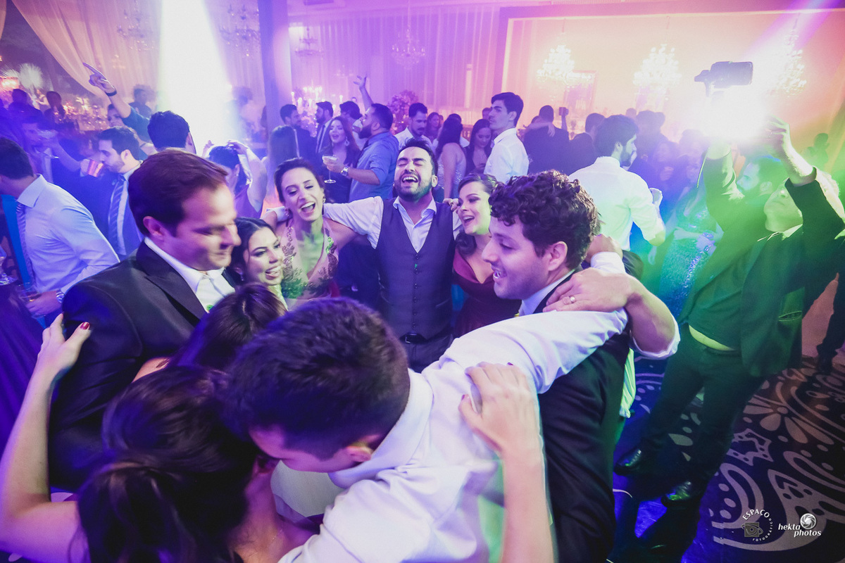 noivos na pista de dança