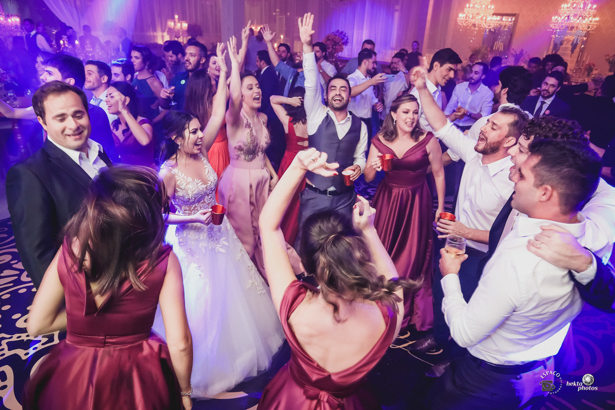 noivos na pista de dança