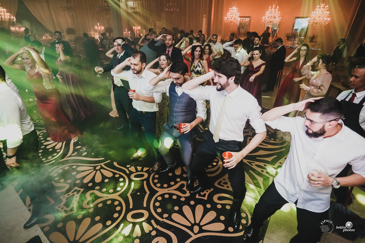 noivos na pista de dança