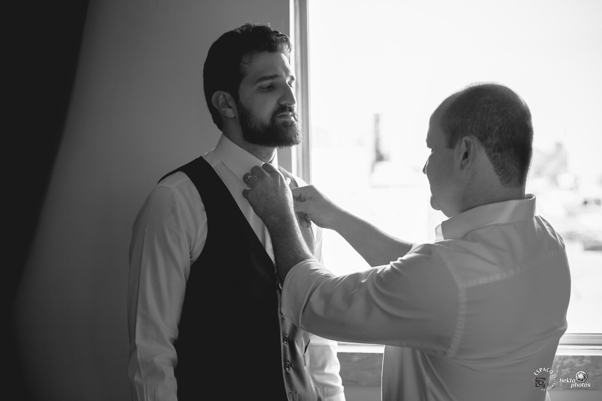noivo colocando a gravata