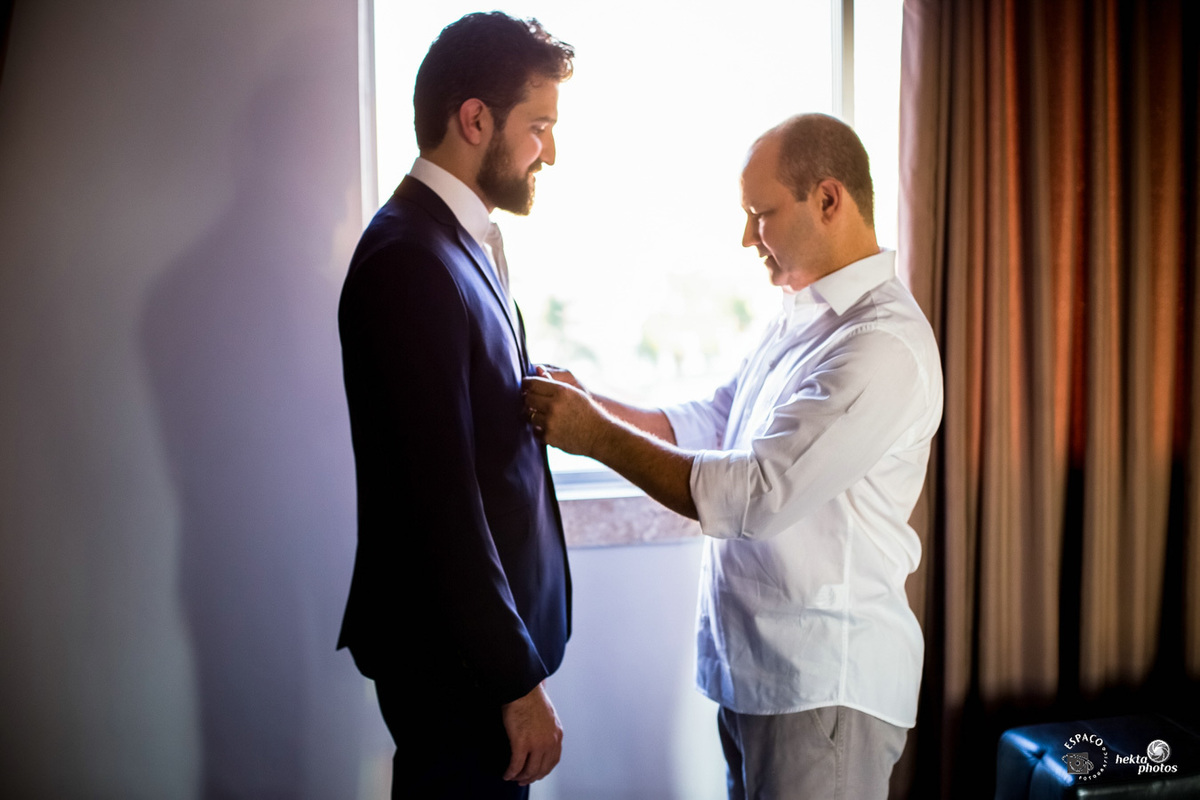 noivo colocando o colete