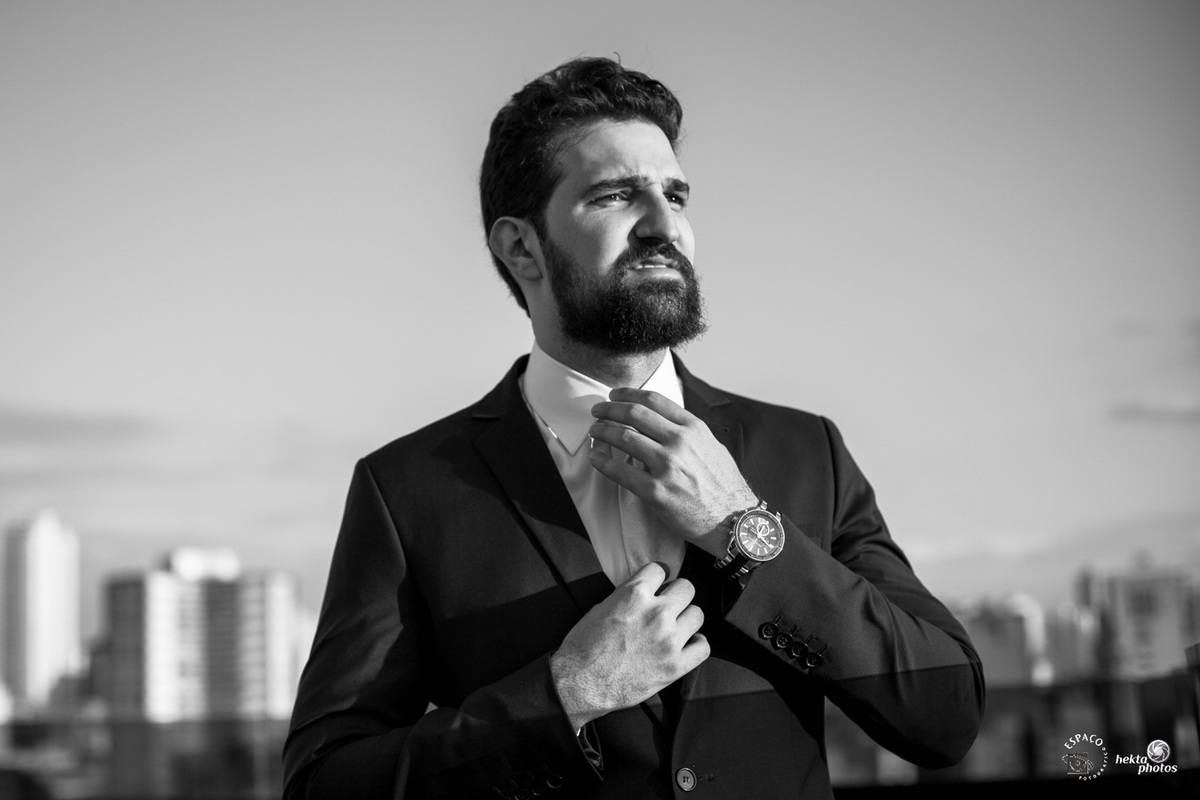 noivo ajustando a gravata