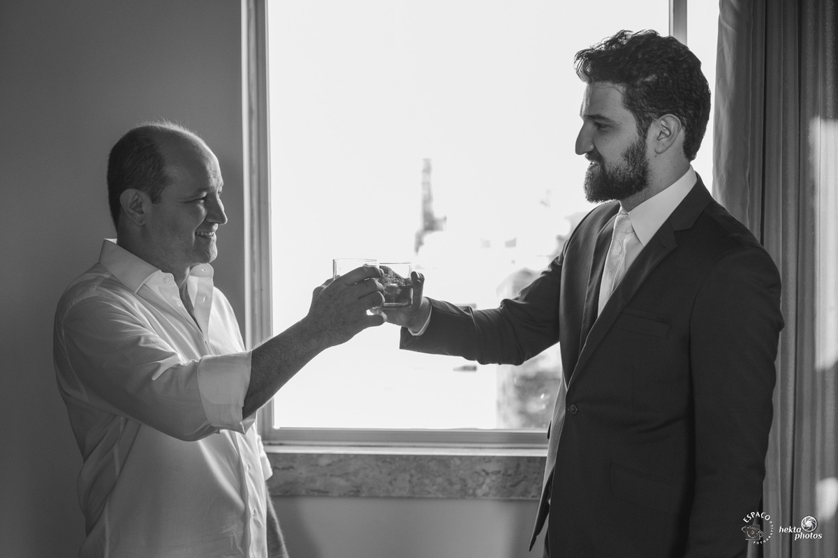 noivo brindando com seu pai