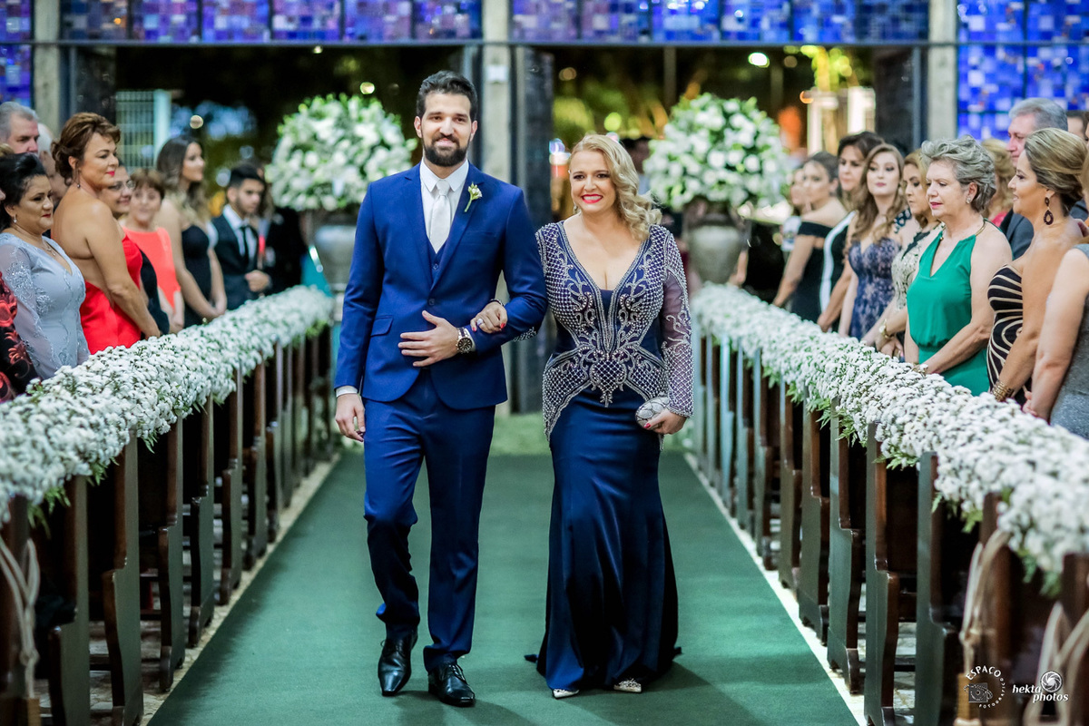 noivo entrando na igreja