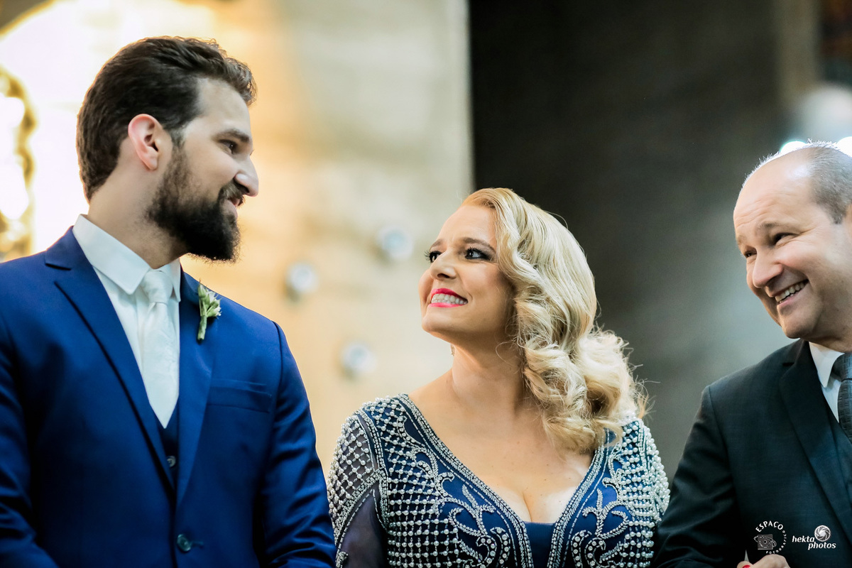 noivo olhando pra sua mãe