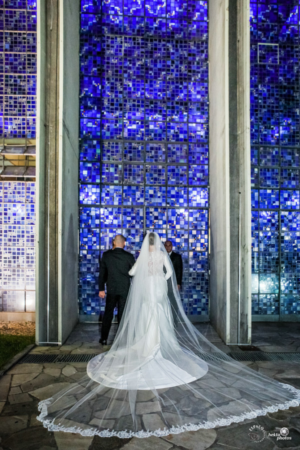 noiva em frente a igreja