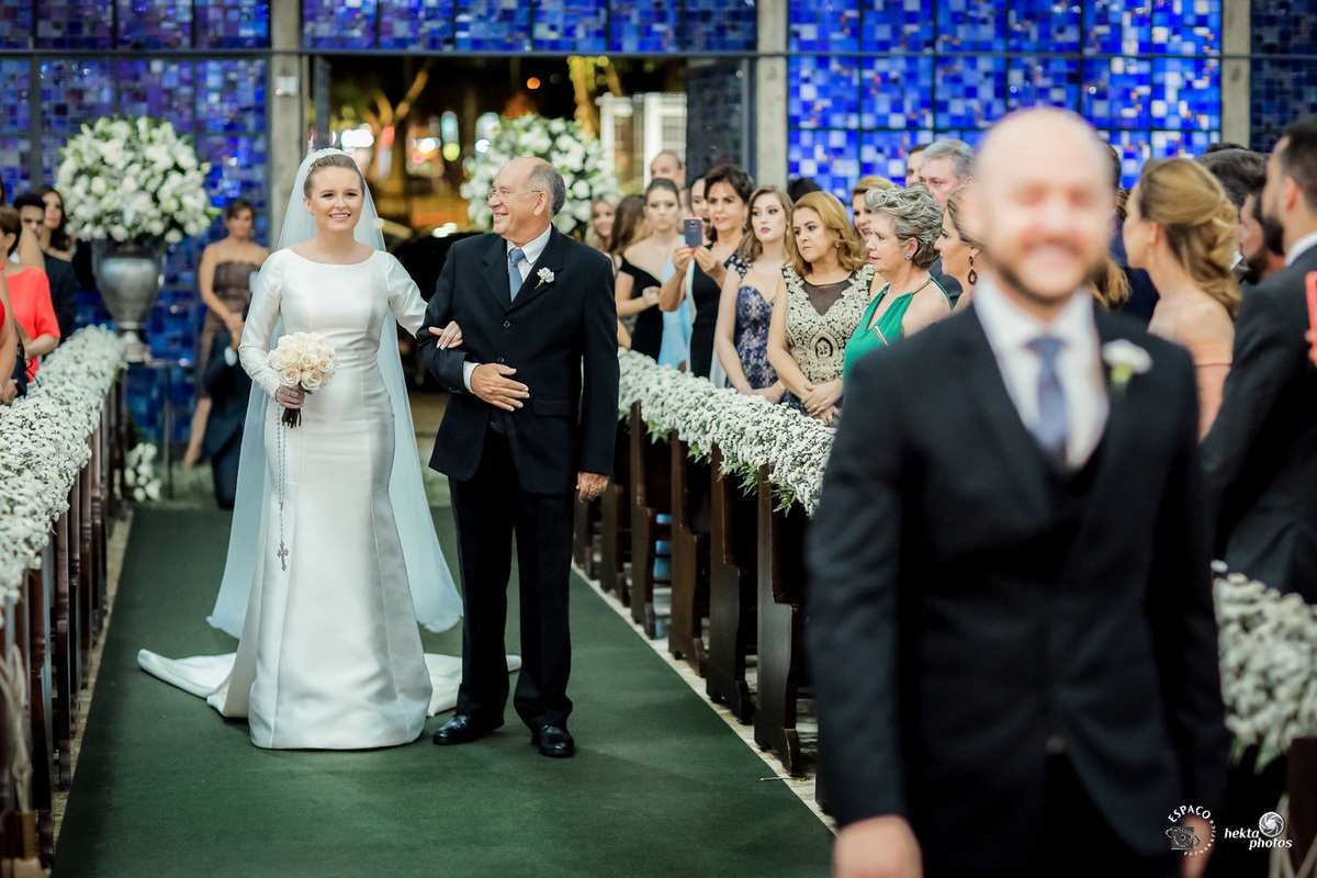 noiva entrando na igreja