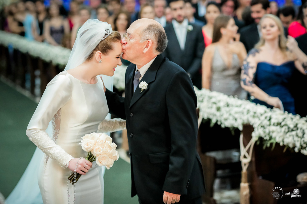 noiva recebendo um beijo de seu pai