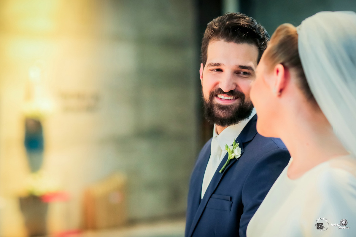 noivo olhando para a noiva