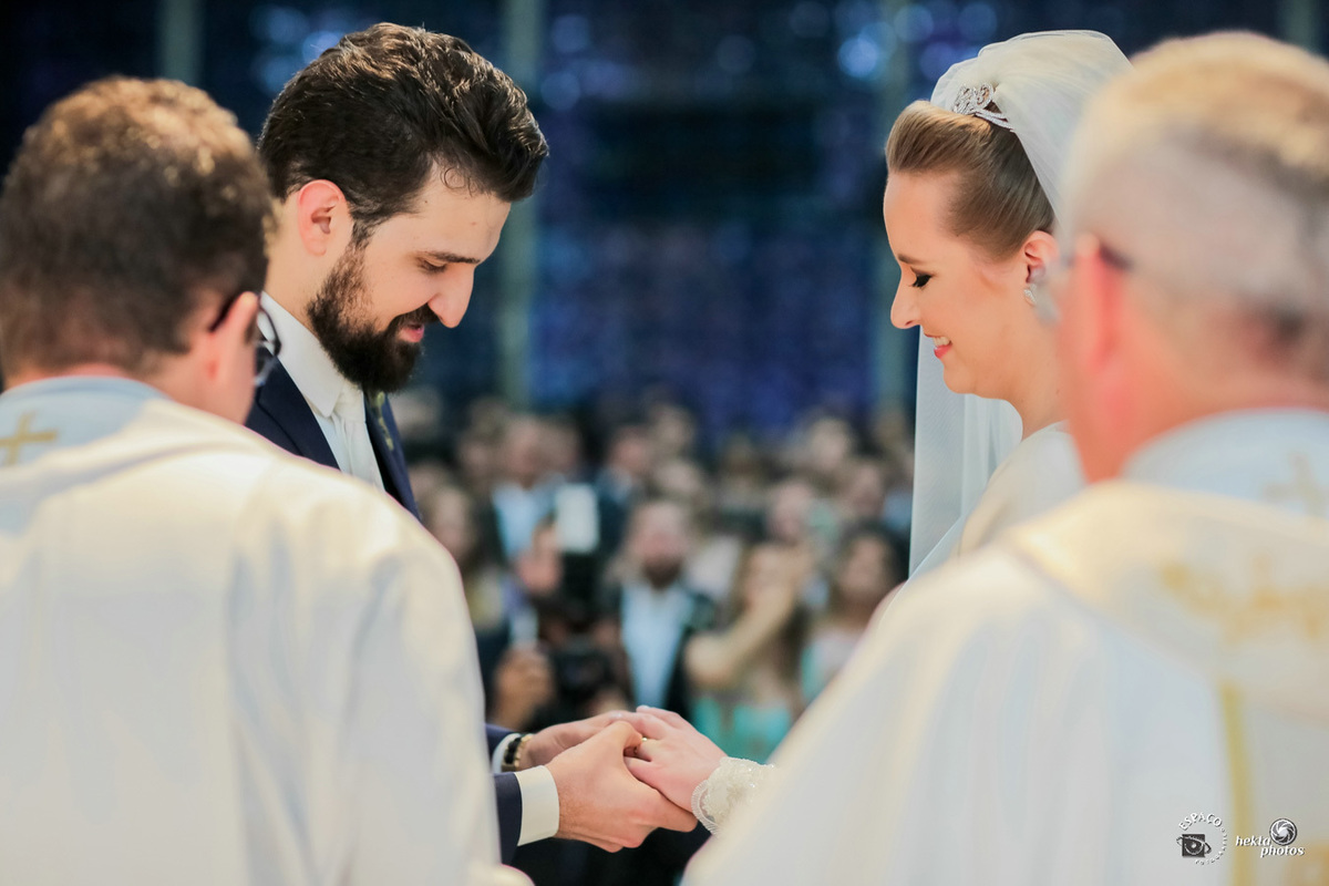 noivo colocando a aliança na noiva