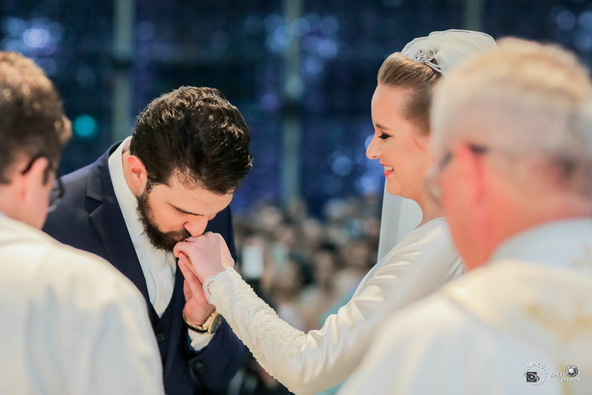 noivo beijando a mão da noiva