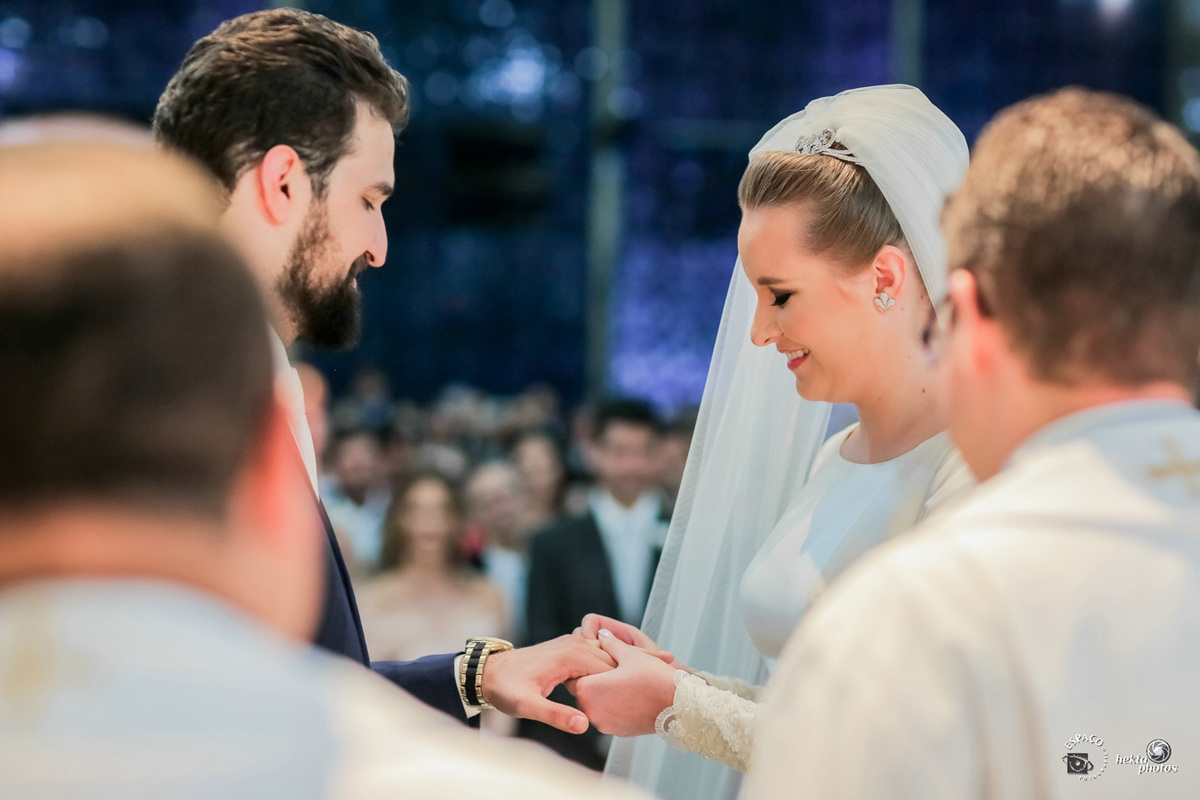 noiva colocando a aliança no noivo