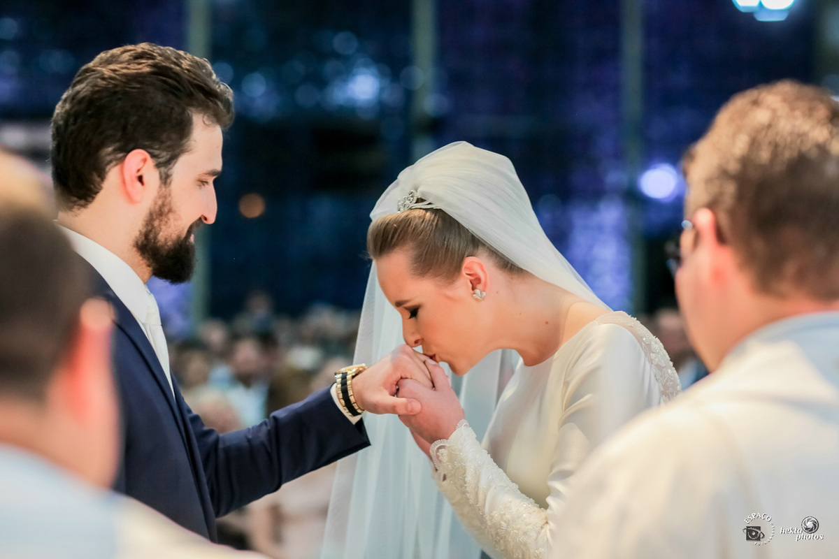 noiva beijando a mão do noivo