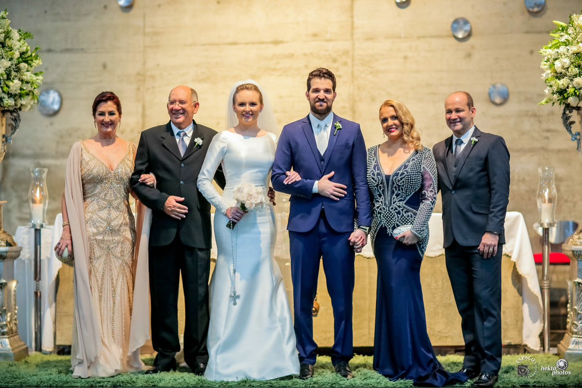 noivos e seus pais no altar