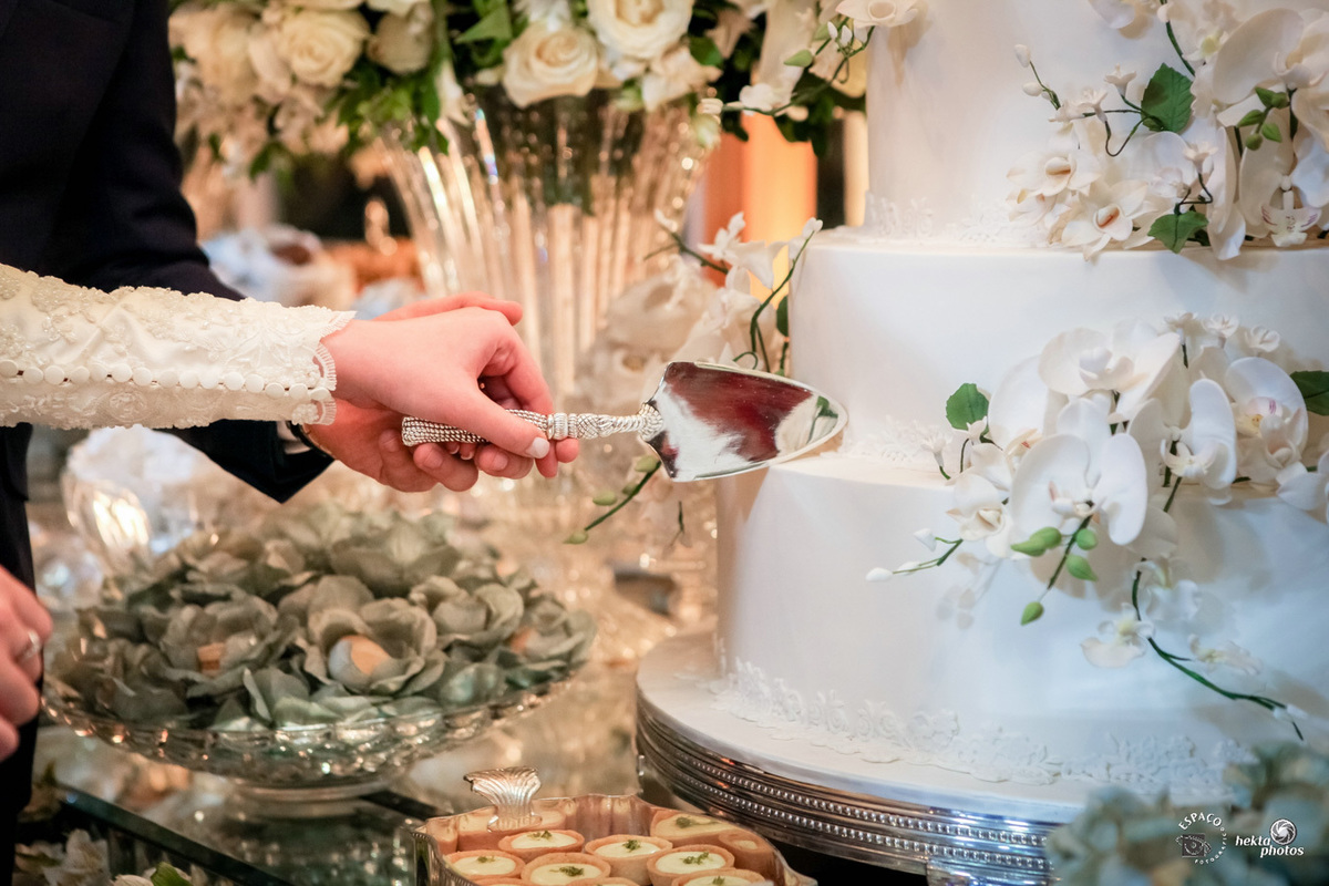 noivos cortando o bolo de casamento