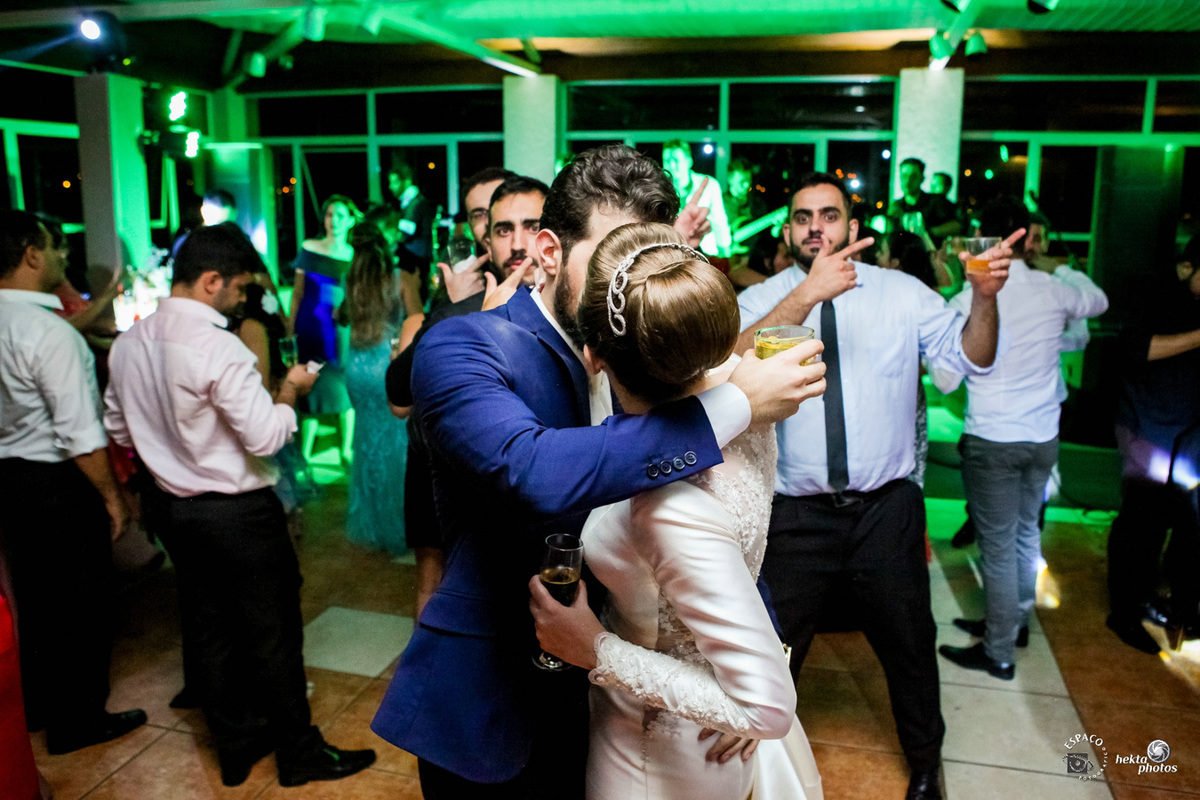 noivos na pista de dança