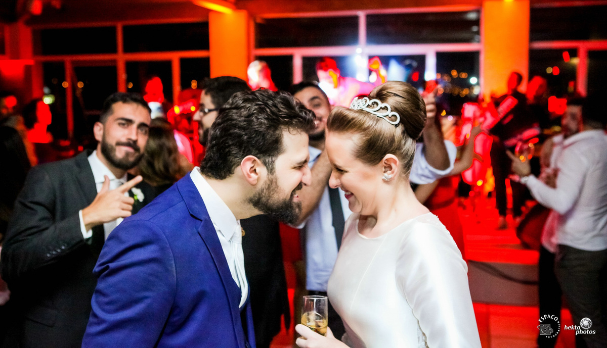 noivos na pista de dança