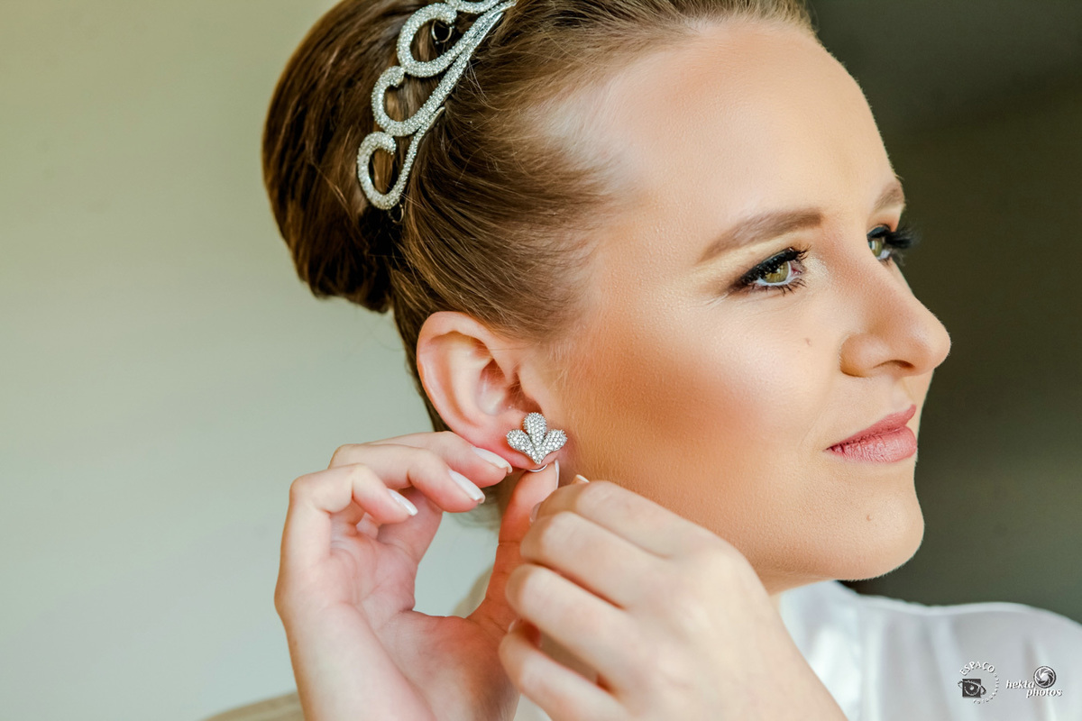 noiva colocando os brincos