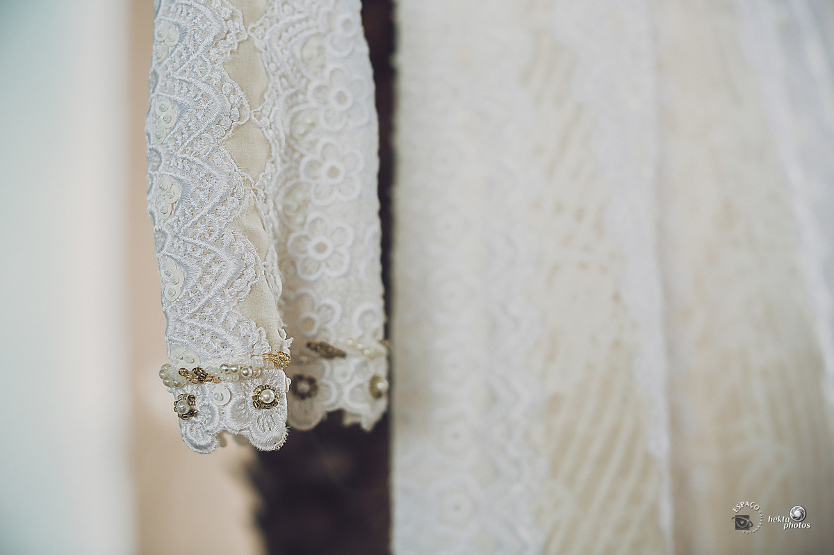 Detalhe do vestido da noiva Alberta, vestido este que foi usado pela mãe há 40 anos em Goiânia - Goiás por Hektaphotos