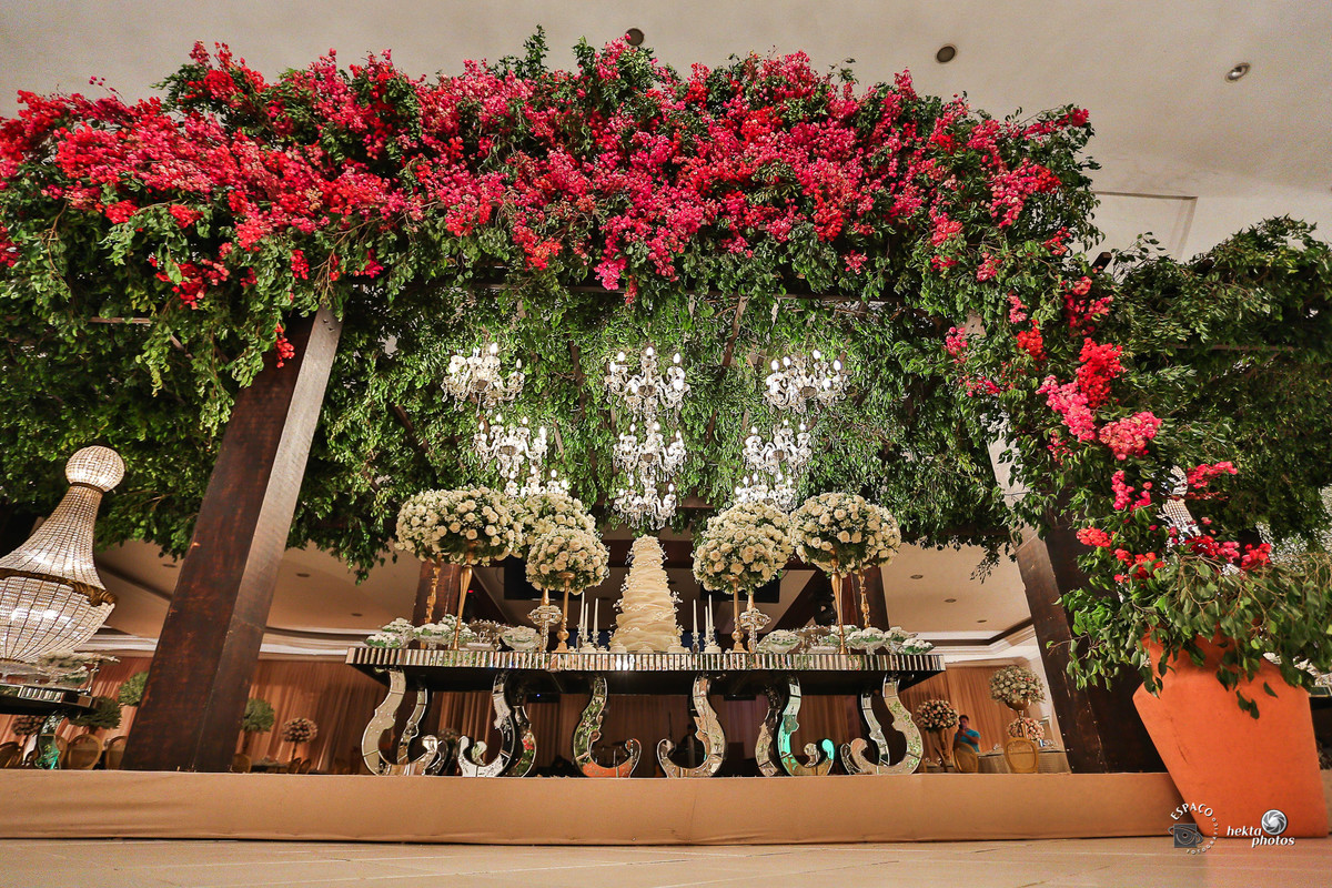 Para complementar essa decoração incrível, um dos bolos de casamento mais lindo e charmoso que já vimos. Parabéns pela originalidade e principalmente pelos deliciosos doces Adriene David.