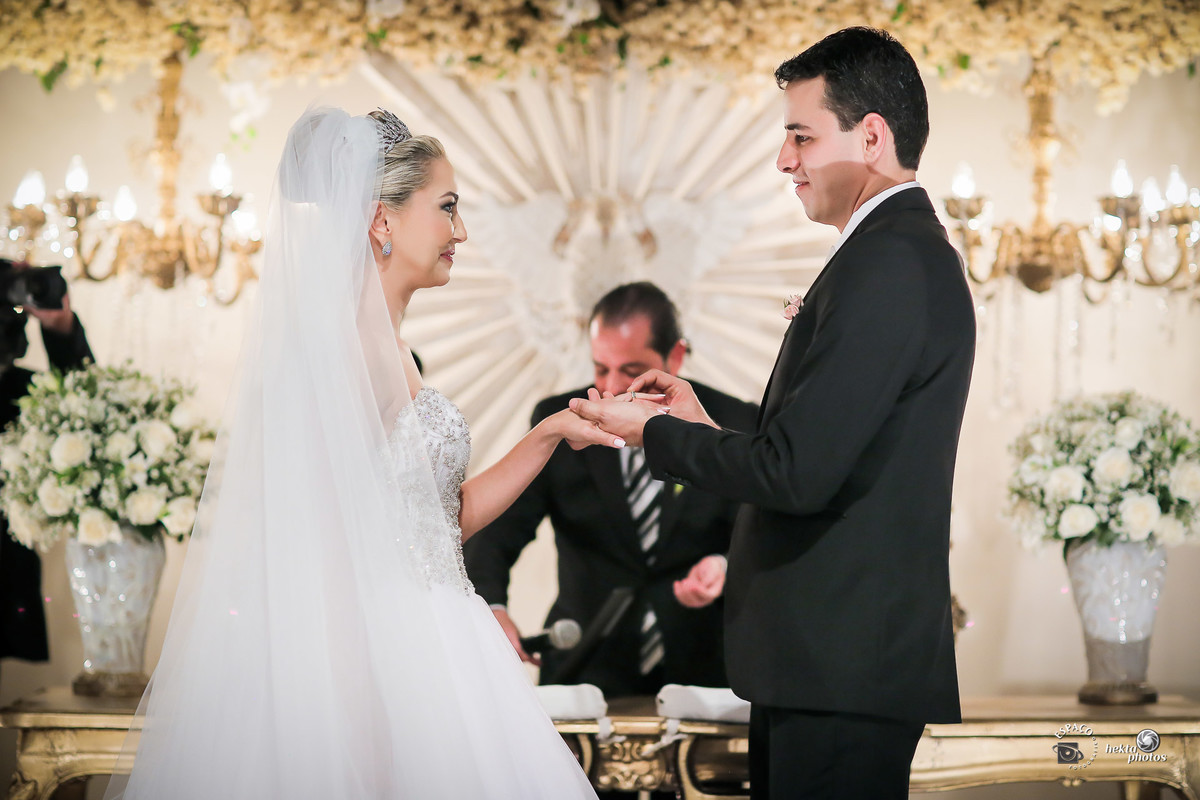 A entrega das alianças sempre rendem lindos olhares apaixonados e estamos sempre atentos para os melhores clicks. Espaço Fotográfico