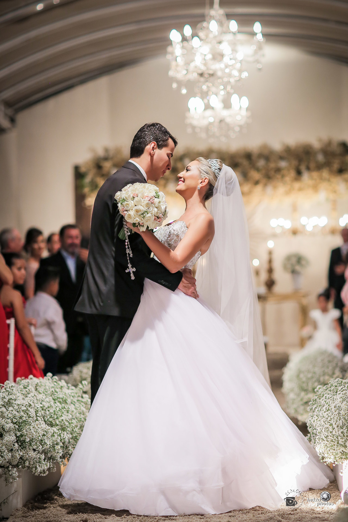 Saída dos noivos e aquele beijo no meio da nave. Espaço Fotográfico