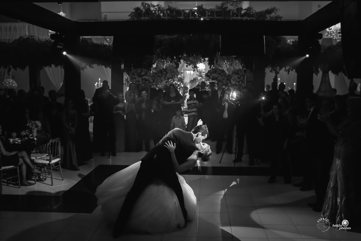 Essa imagem resume como foi a Valsa do casal. Todos os convidados babando.