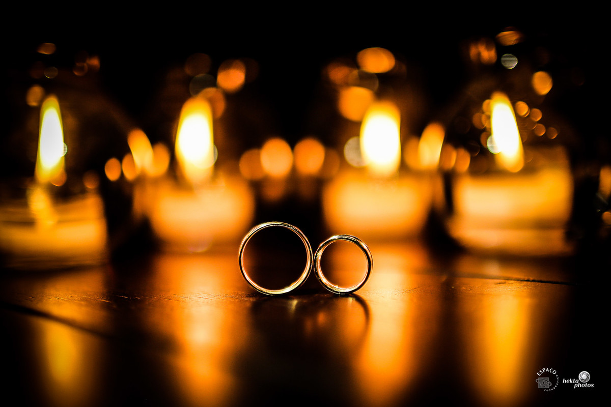 Alianças, o símbolo da união tem muito destaque em nossos álbuns de casamento.  Por Espaço Fotográfico