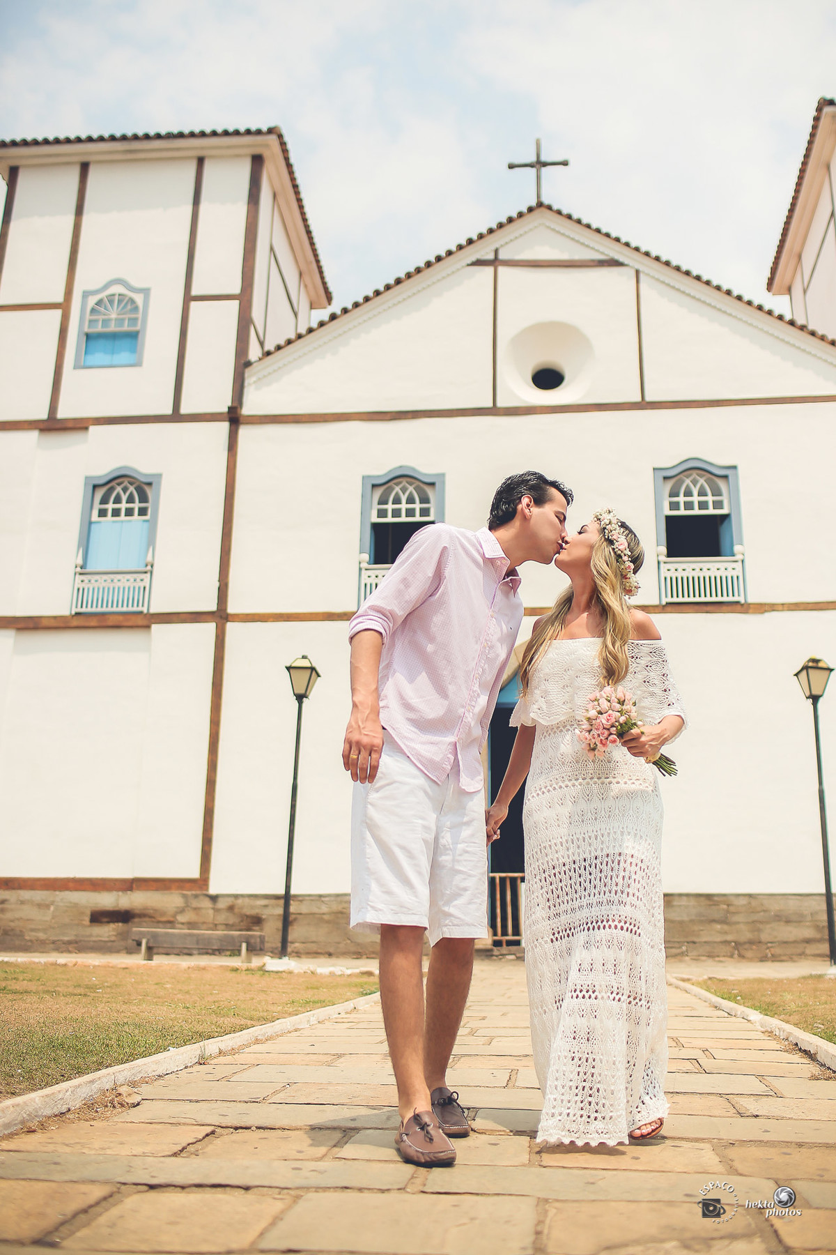 Noivo e noiva em frente e Igreja do Rosário, trash the dress em Pirenópolis - Goiás