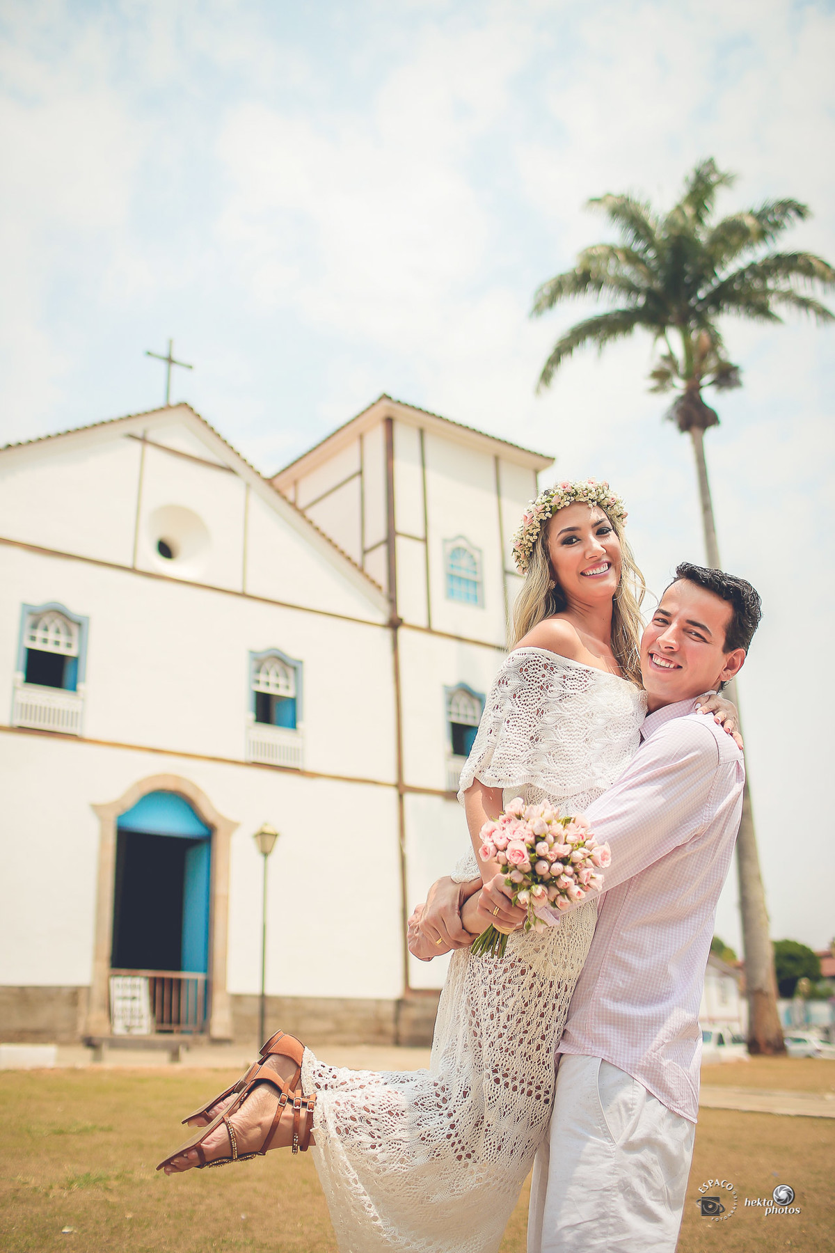 Igreja do Rosário em Pirenópolis-Goiás Alianças não podem faltar em nossos álbuns - Trash the Dress por Espaço Fotográfico