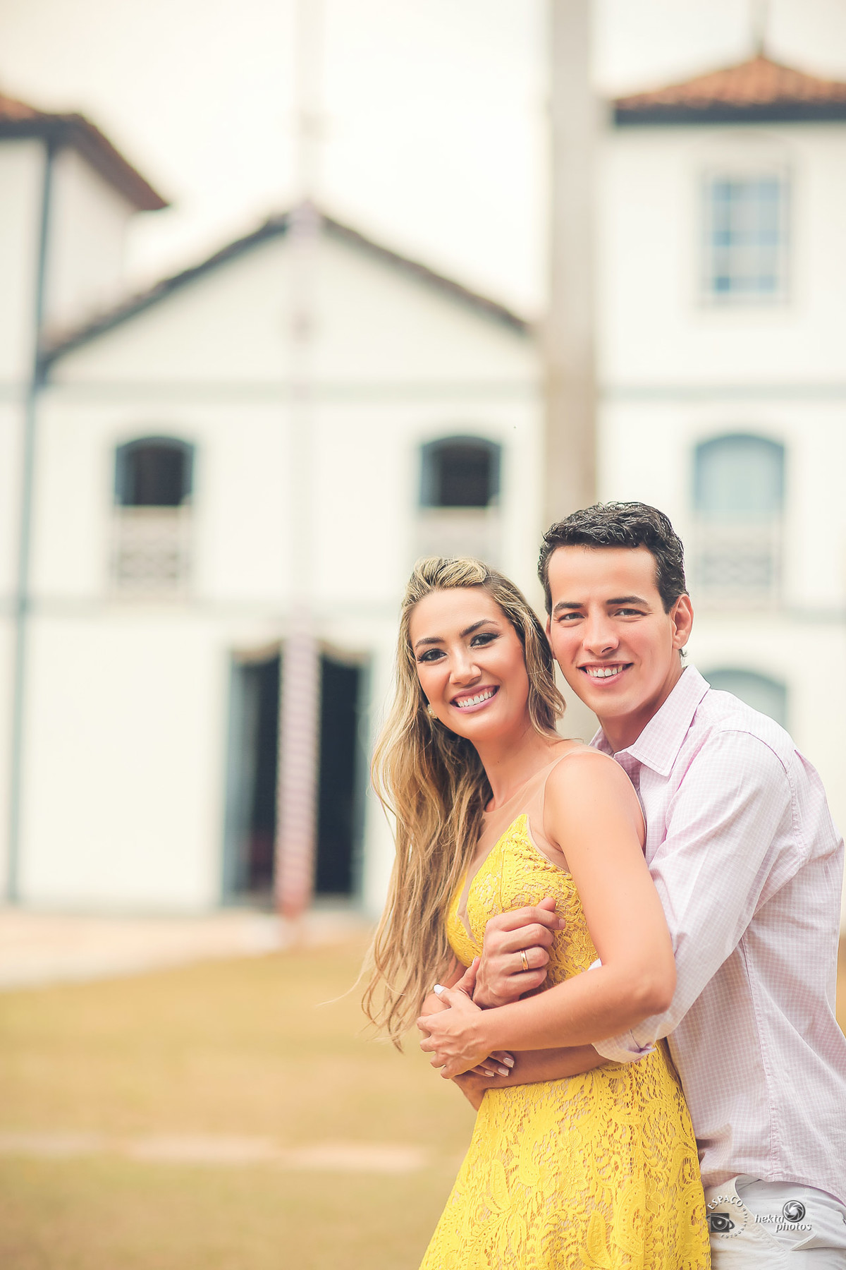 Pre-wedding dos noivos em frente a Igreja do Bonfim - Pirenópolis-Goias por Espaço Fotográfico