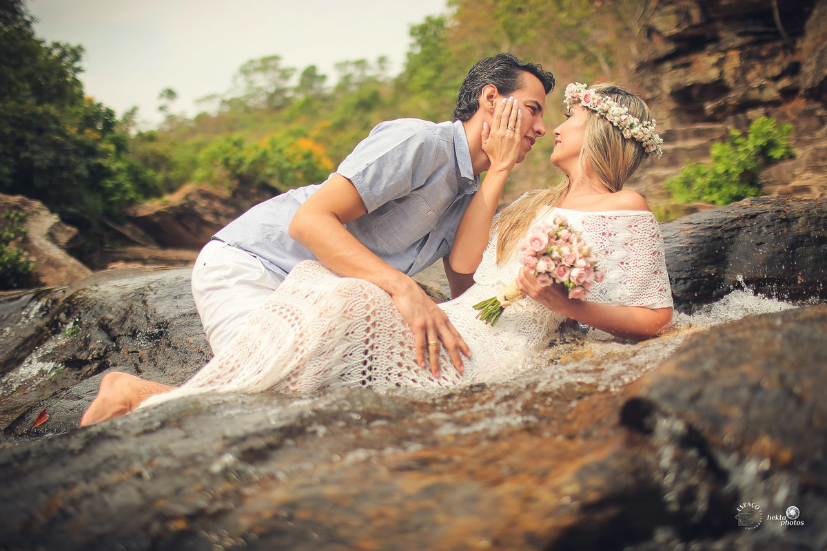 Pirenópolis sinônimo de lindas cachoeiras, cenário para lindos Trash the Dress. Por Espaço Fotográfico