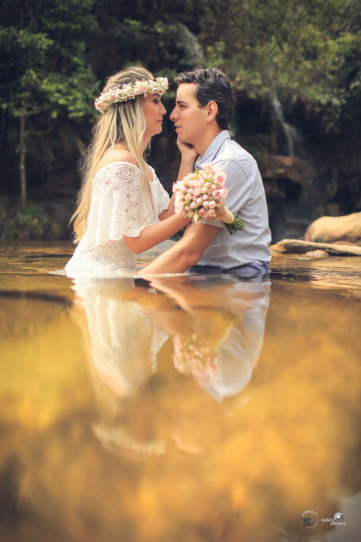 Pirenópolis sinônimo de lindas cachoeiras, cenário para lindos Trash the Dress. Por Espaço Fotográfico