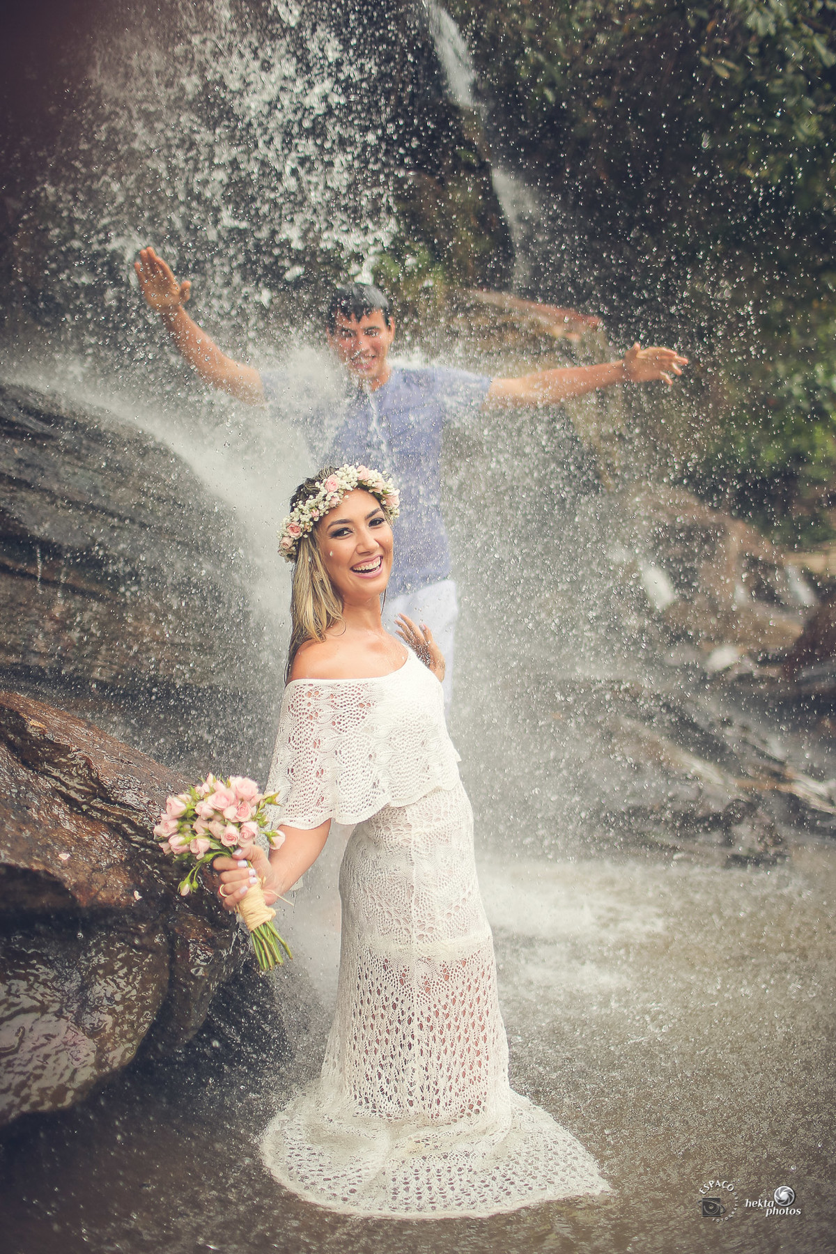 Pirenópolis sinônimo de lindas cachoeiras, cenário para lindos Trash the Dress. Por Espaço Fotográfico