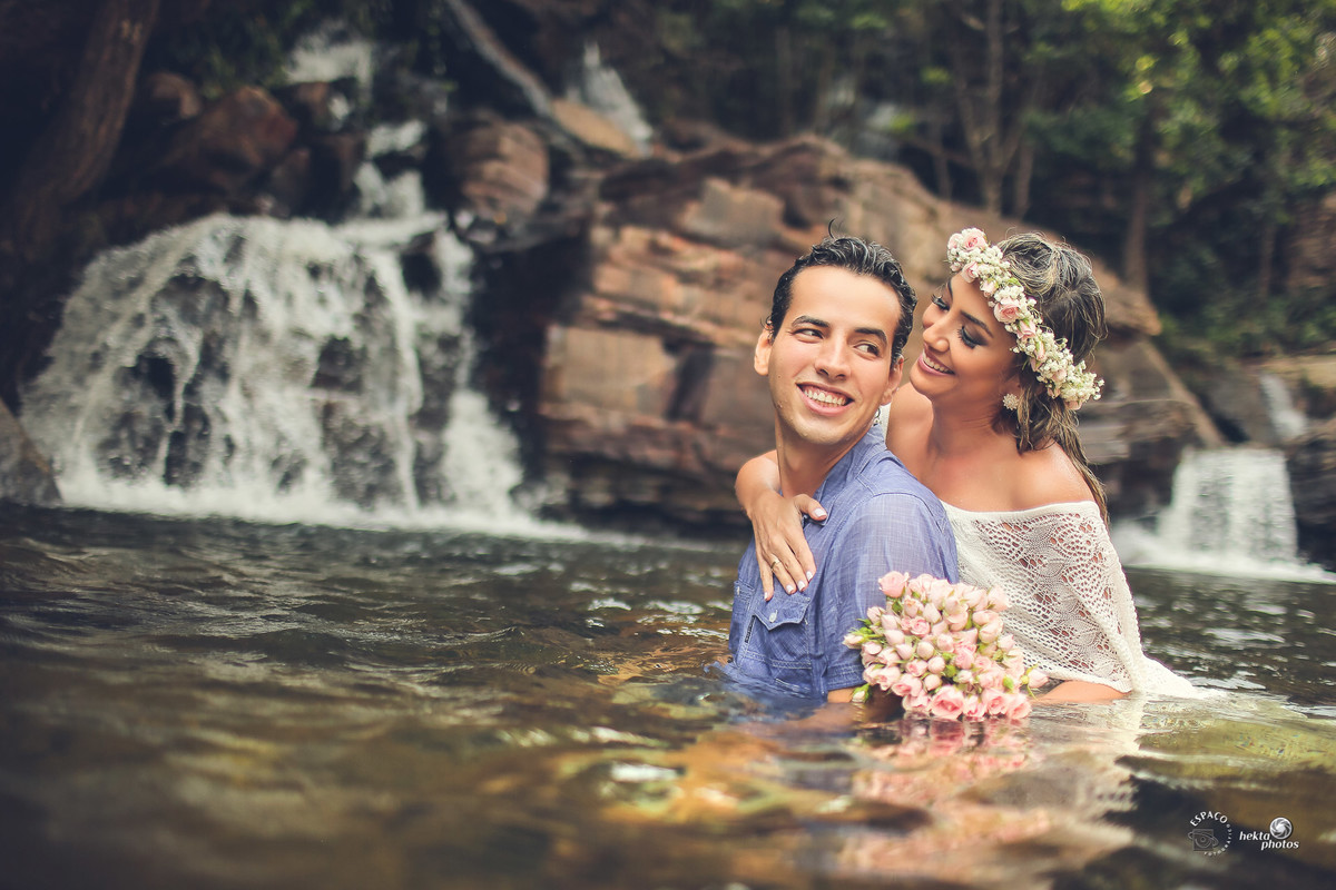 Pirenópolis sinônimo de lindas cachoeiras, cenário para lindos Trash the Dress. Por Espaço Fotográfico