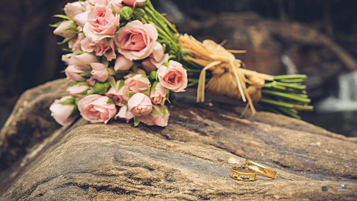 Pirenópolis sinônimo de lindas cachoeiras, cenário para lindos Trash the Dress. Por Espaço Fotográfico