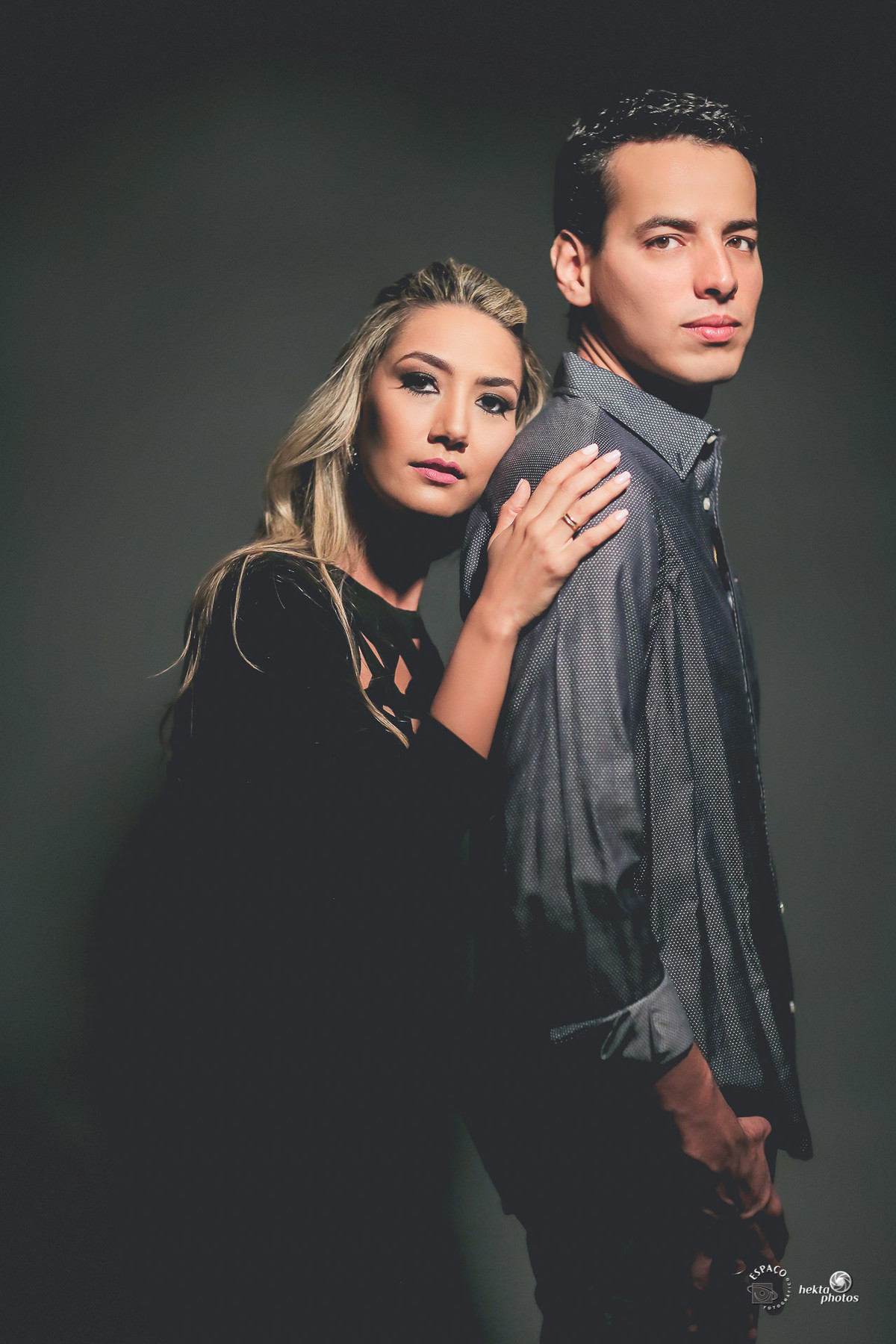 Fotos em estudio do casal Marina e Bruno por Espaço Fotográfico