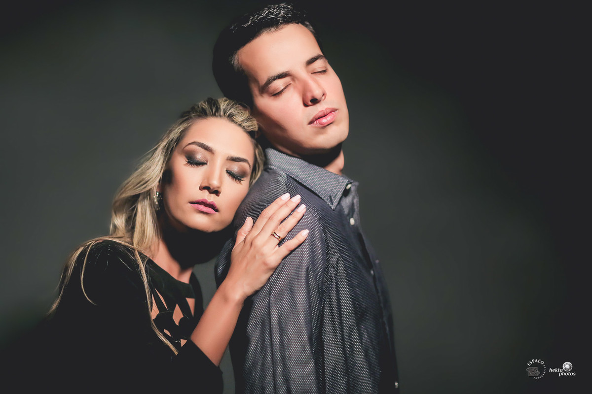 Fotos em estudio do casal Marina e Bruno por Espaço Fotográfico