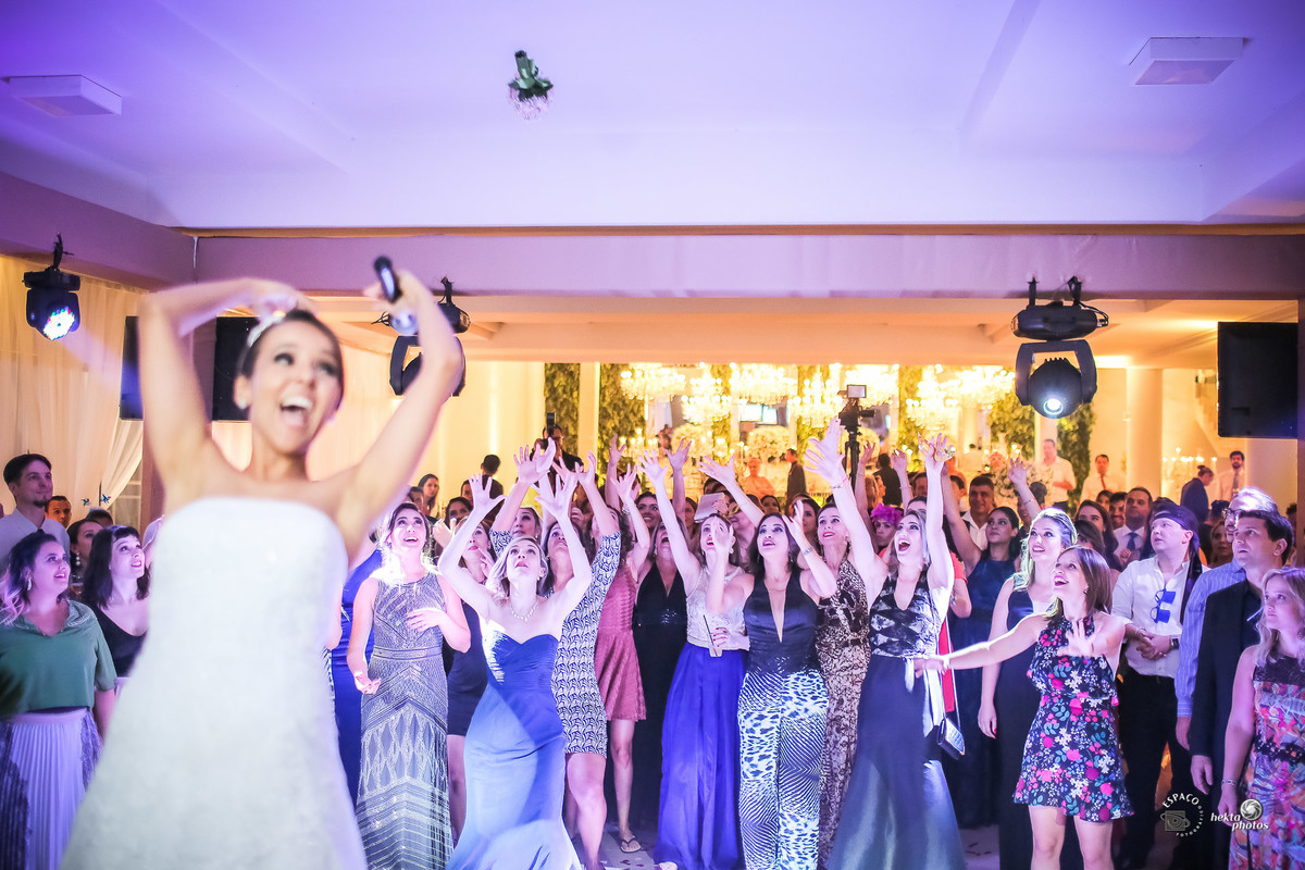 Noiva jogando o buquê -  por Espaço Fotográfico Goiânia Fotografia de casamento
