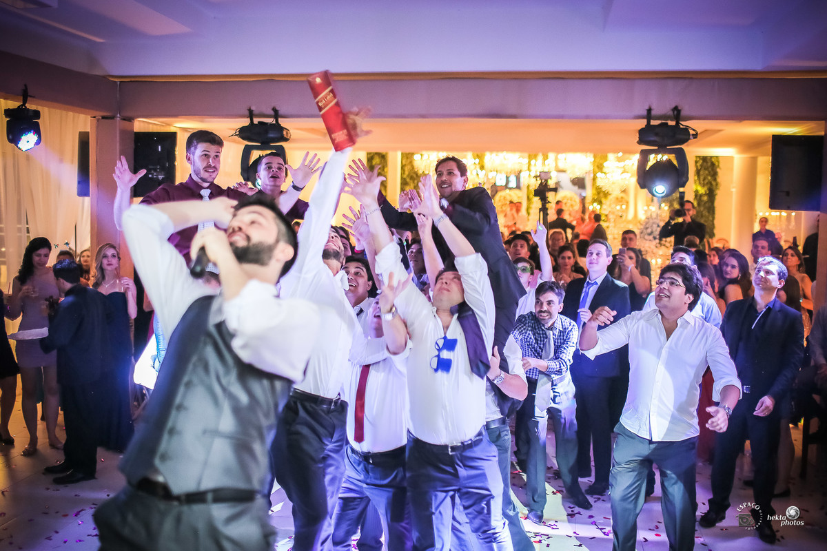 Noivo jogando o whisque -  por Espaço Fotográfico Goiânia Fotografia de casamento
