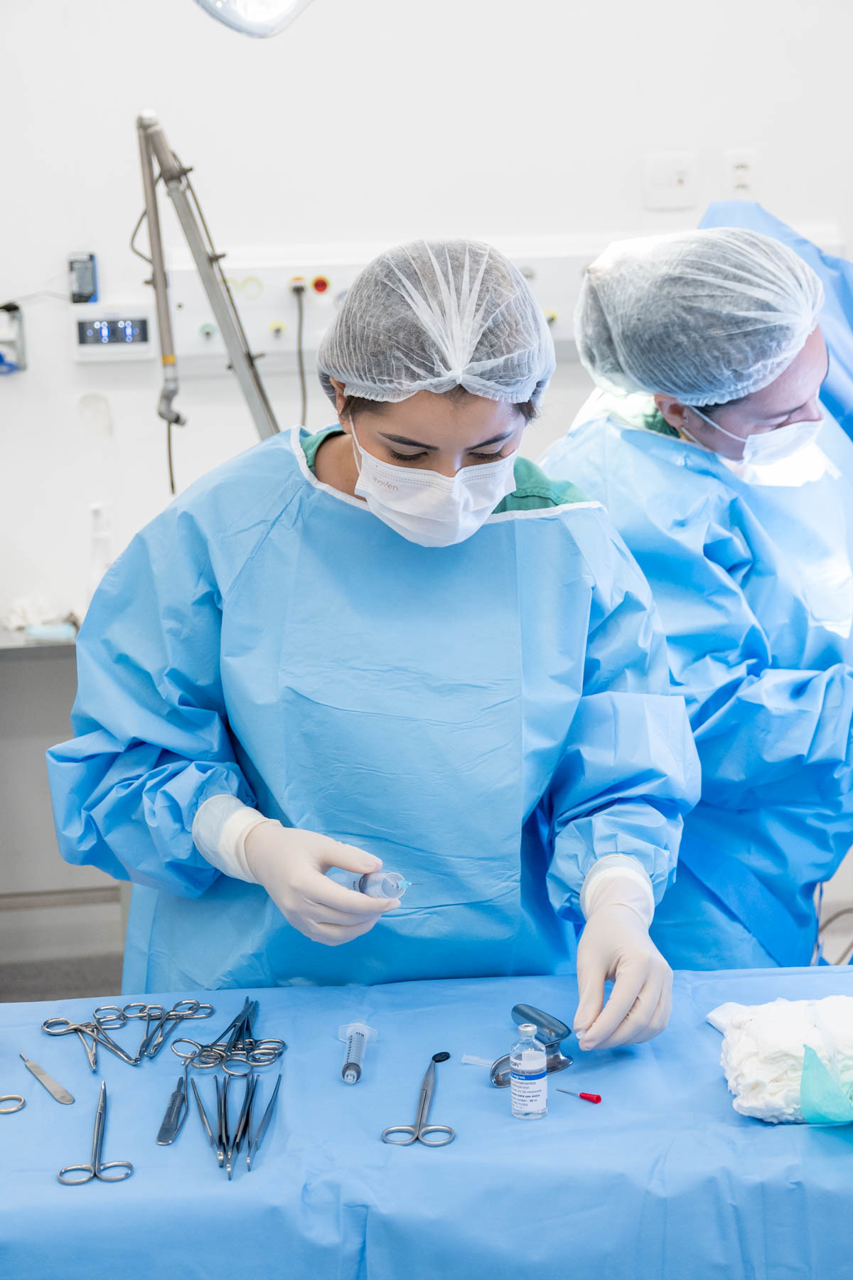 médica em centro cirúrgico