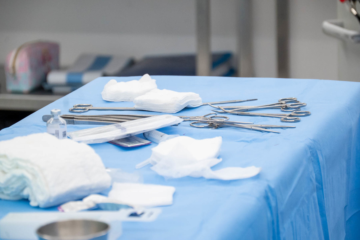 médica em centro cirúrgico