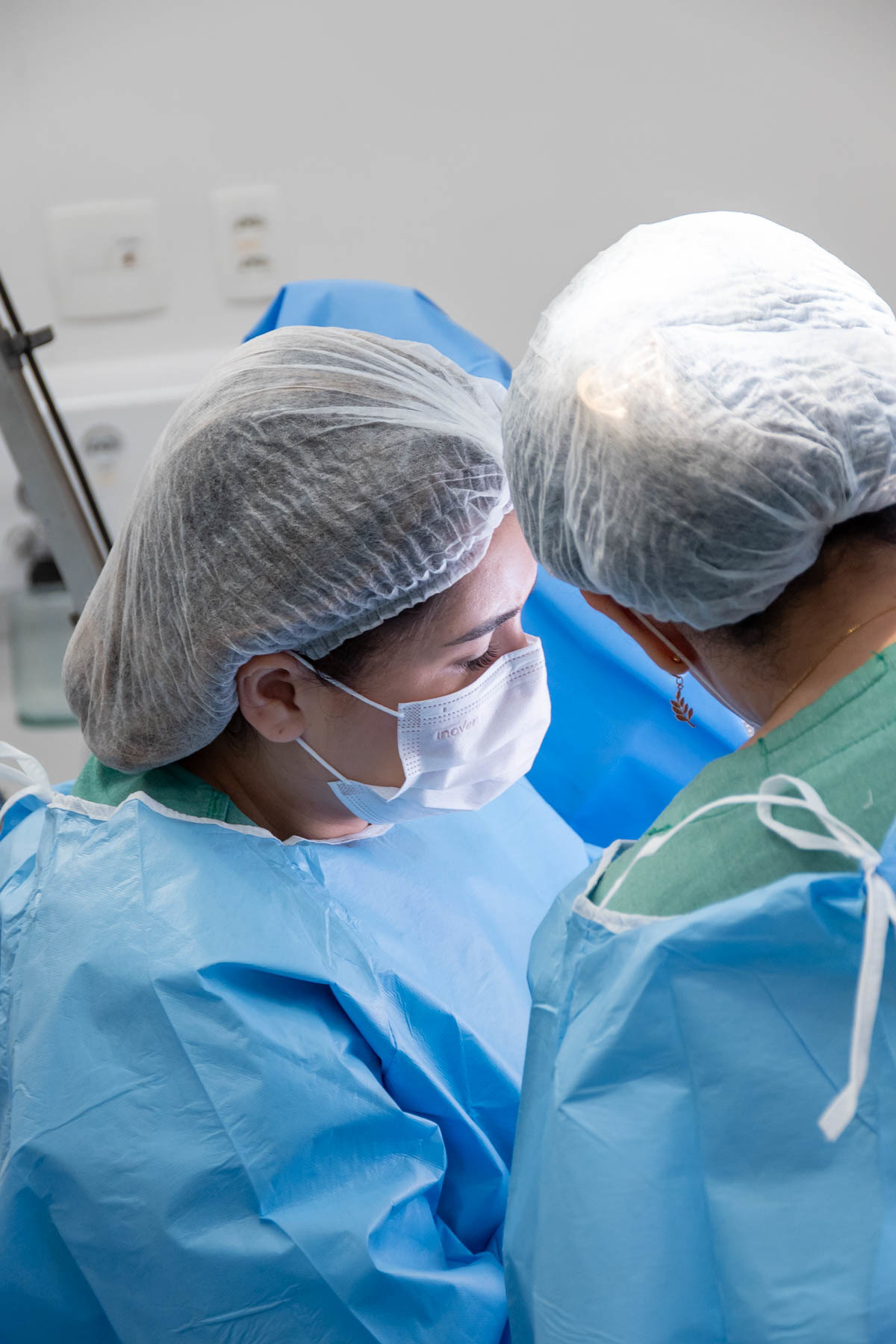 médica em centro cirúrgico