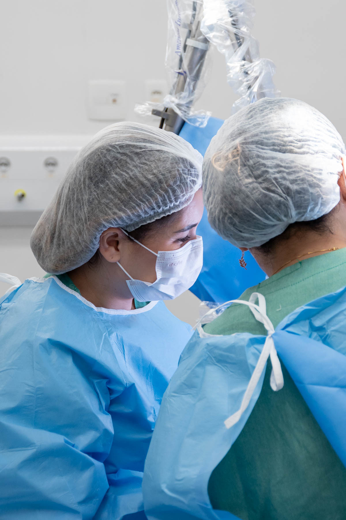 médica em centro cirúrgico