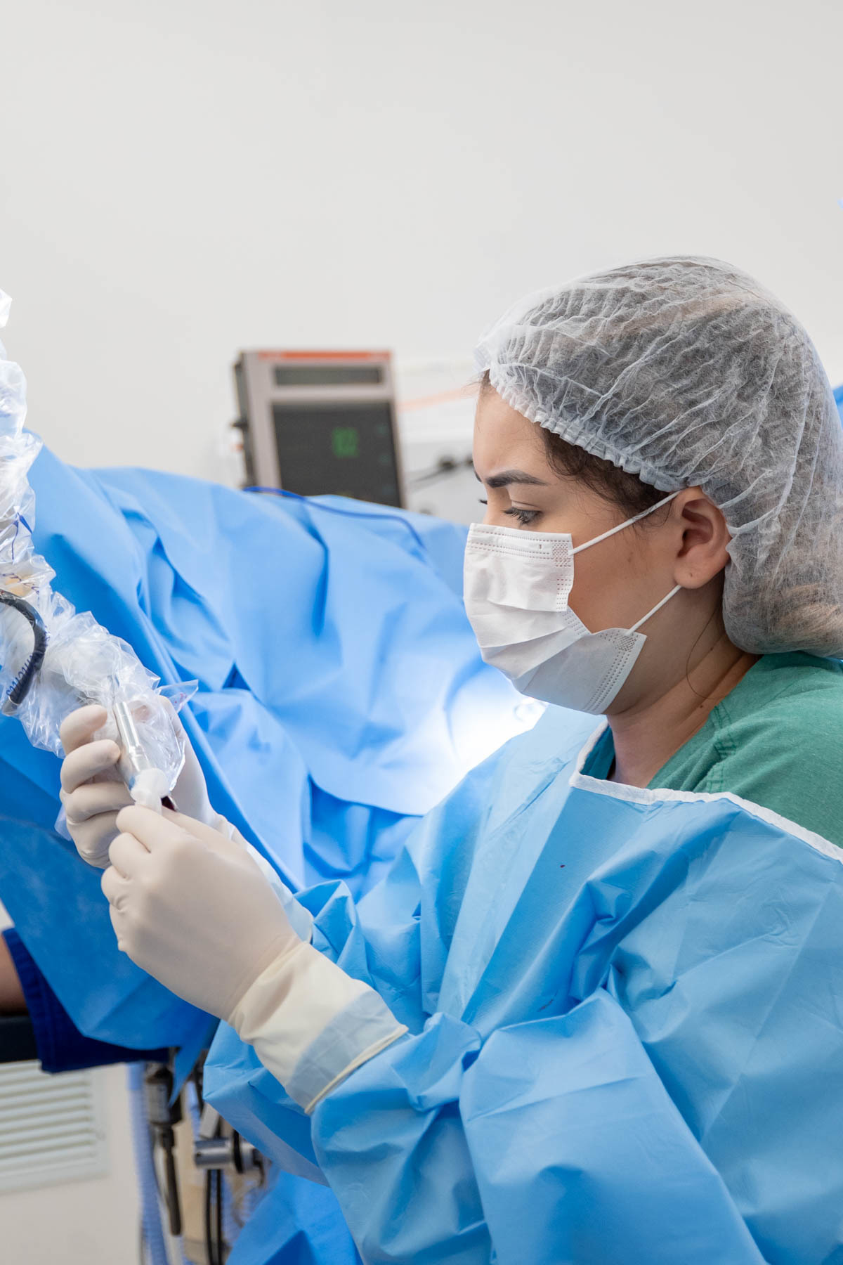 médica em centro cirúrgico hospital