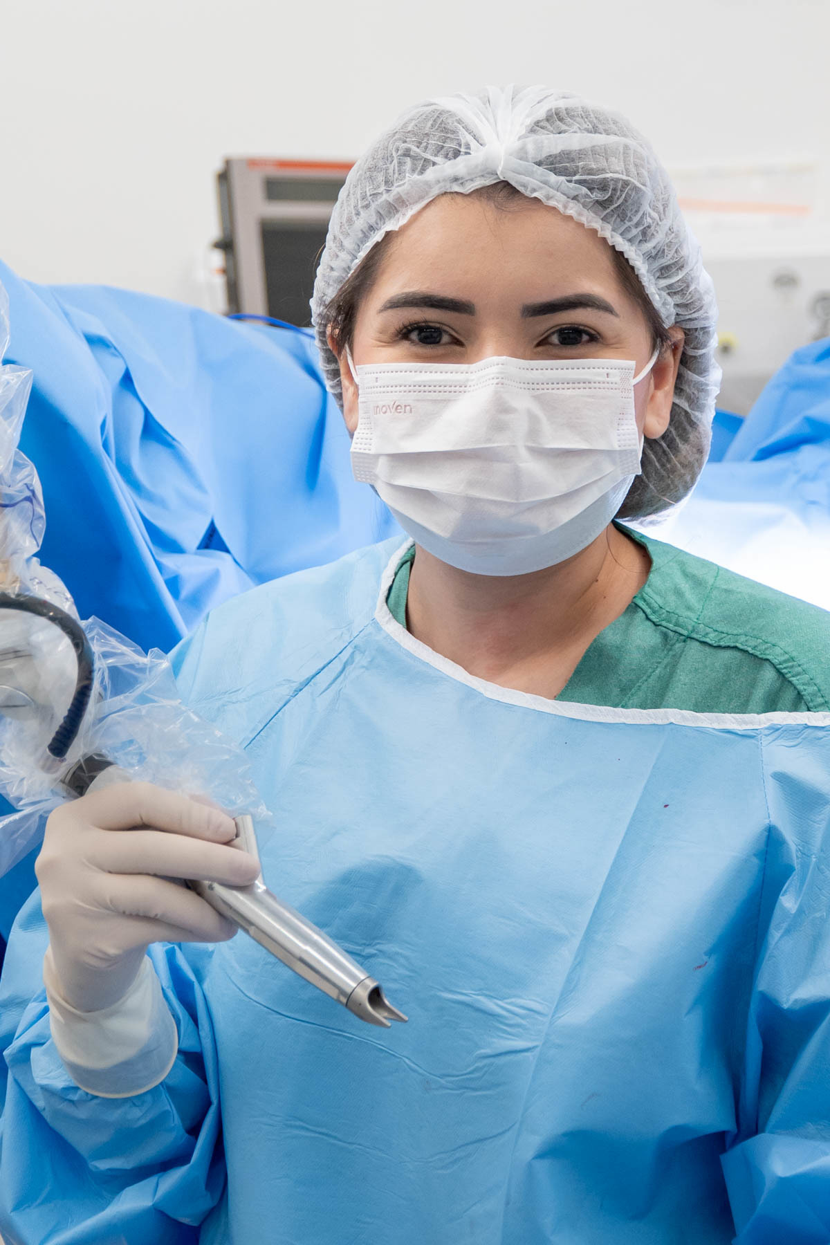 médica em centro cirúrgico hospital