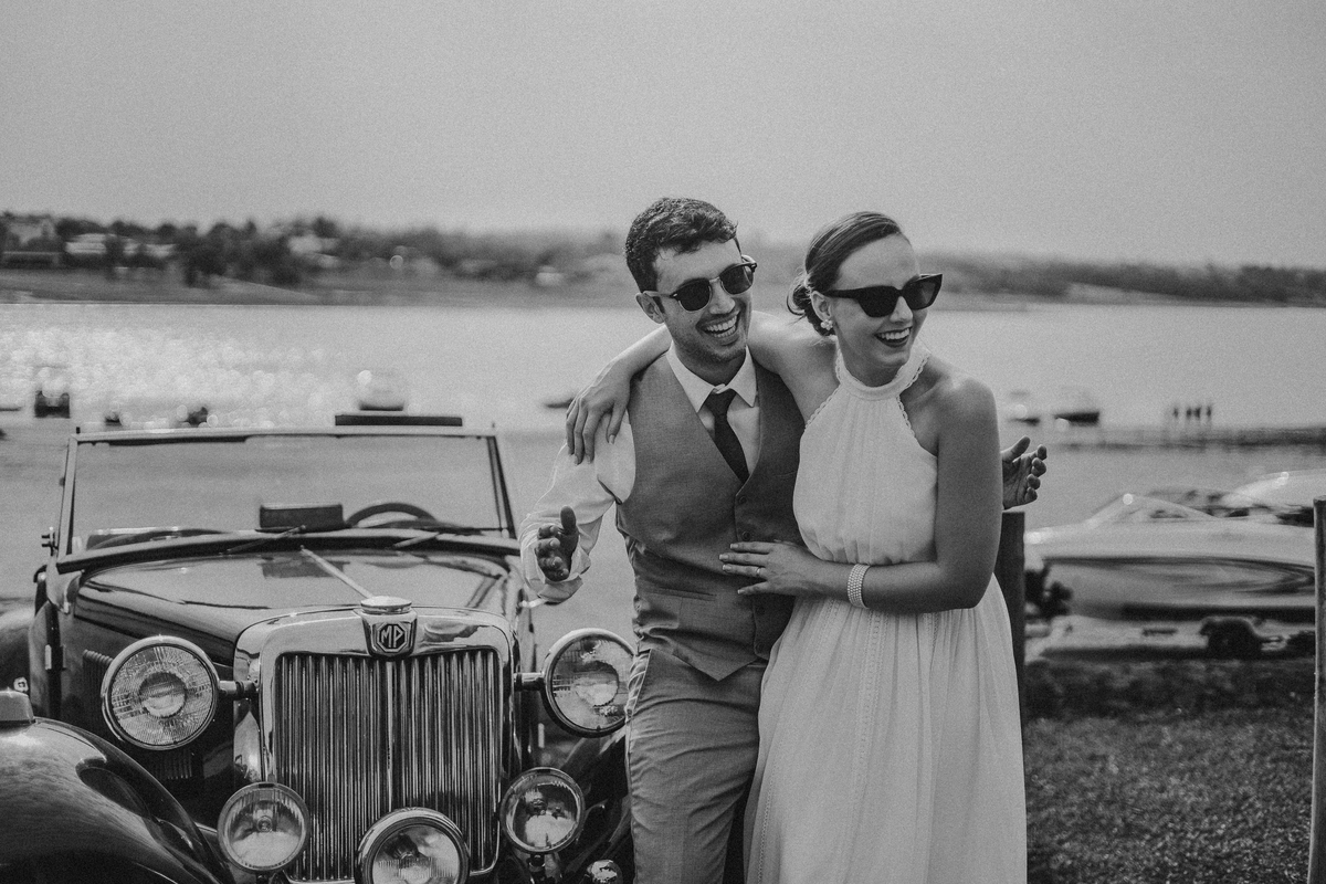 casal rindo com carro antigo 