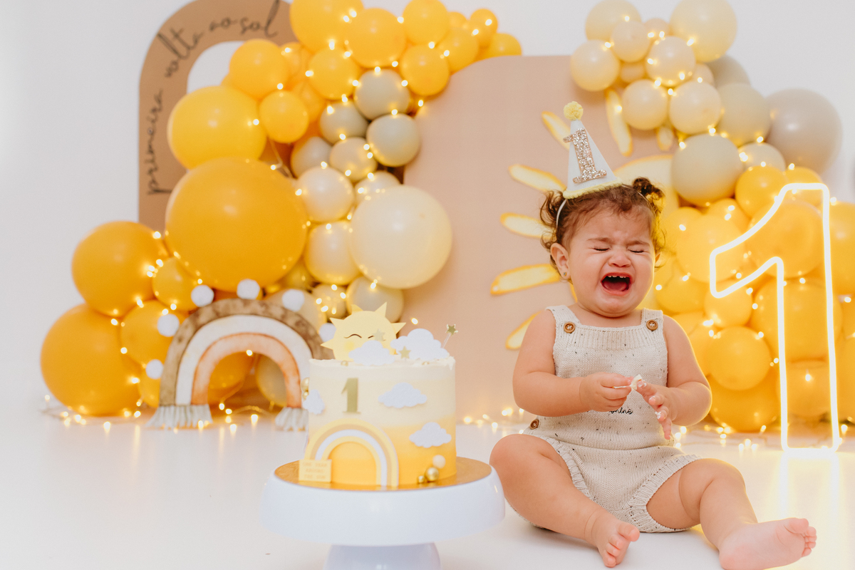CHorinho faz parte e as vezes é bem comum.

O que acontece é que muito dos bebês não são acostumados a se lambuzar assim, e acabam ficando com medo ou nojo da textura.

E essa foi a história da Maria Cecília... depois curtinho o bolinho com a família.