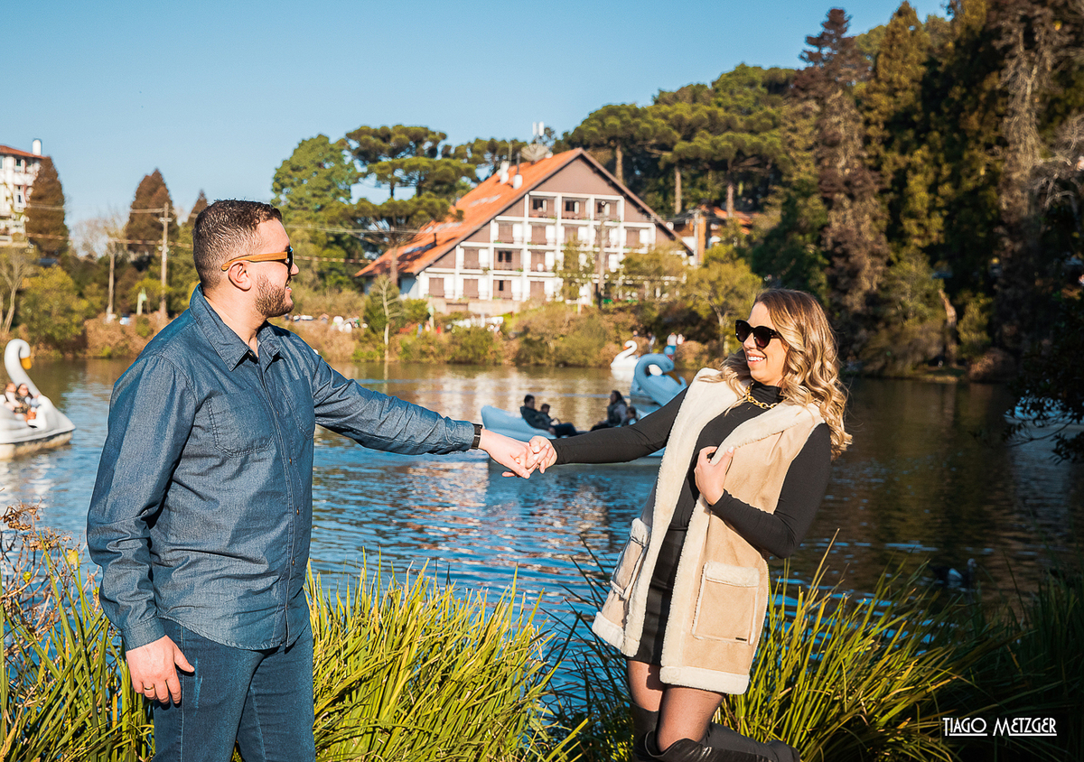 Pórtico de Entrada; Hotel Coline de France; Ensaio de casal; Ensaio em Gramado e Canela; Tiago Metzger; Casamentos dos sonhos; Rua torta; ensaio de casal em gramado; Lago Negro